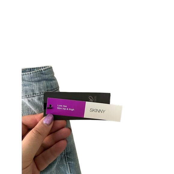 Mossimo Jeans Women Size 12 Blue Denim Light Wash Distressed Low-Rise Skinny Leg - Picture 3 of 7